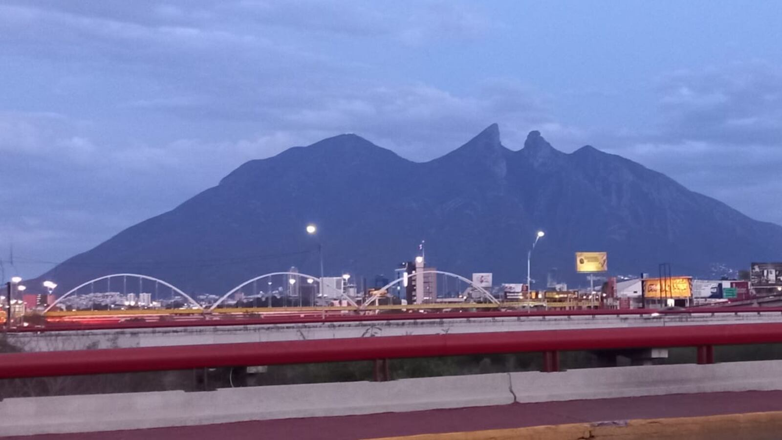 El Puente del Papa es uno de los símbolos del centro de Monterrey.