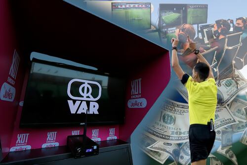 ¡Sin vergüenza! Árbitro es sorprendido apostando en pleno partido