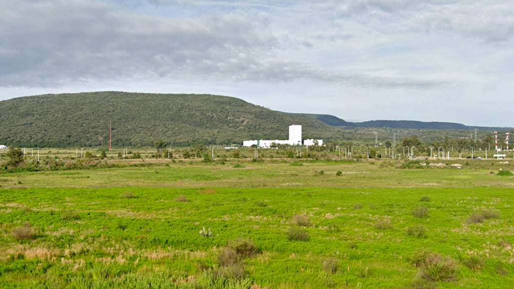 El Bajío es una zona de alta fragilidad ambiental por su cercanía al bosque de La Primavera, pero por el mismo motivo, blanco de actos de depredación inmobiliaria.