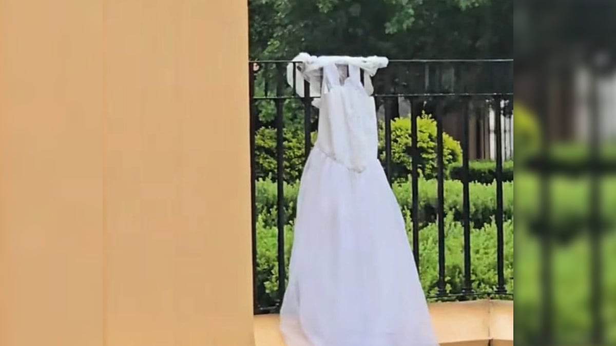 La prenda estaba atada en el barandal del templo.