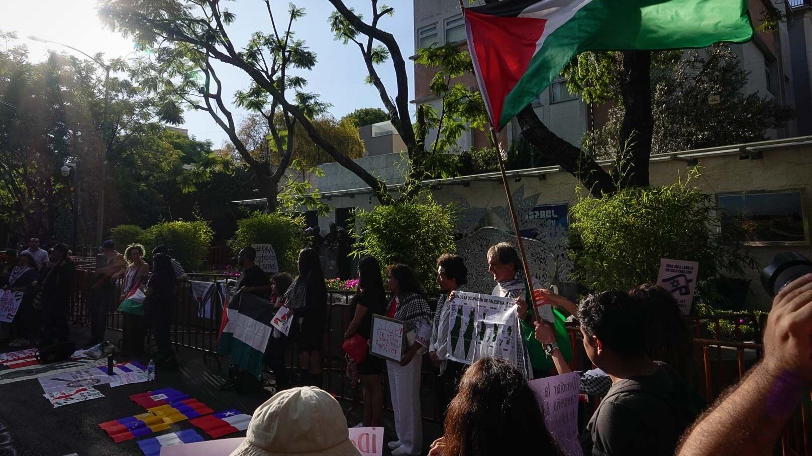 Protesta afuera de la Embajada de Israel en México