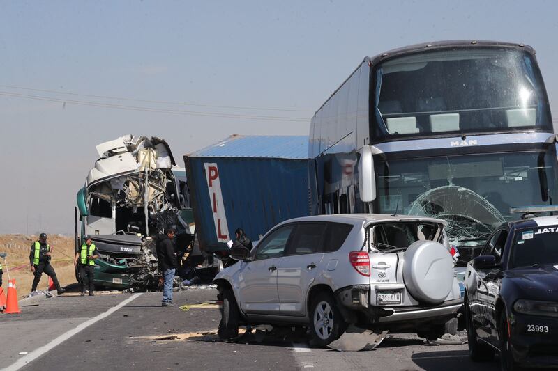 Mañana caótica en autopista Toluca - Naucalpan; choque múltiple deja muertos y heridos