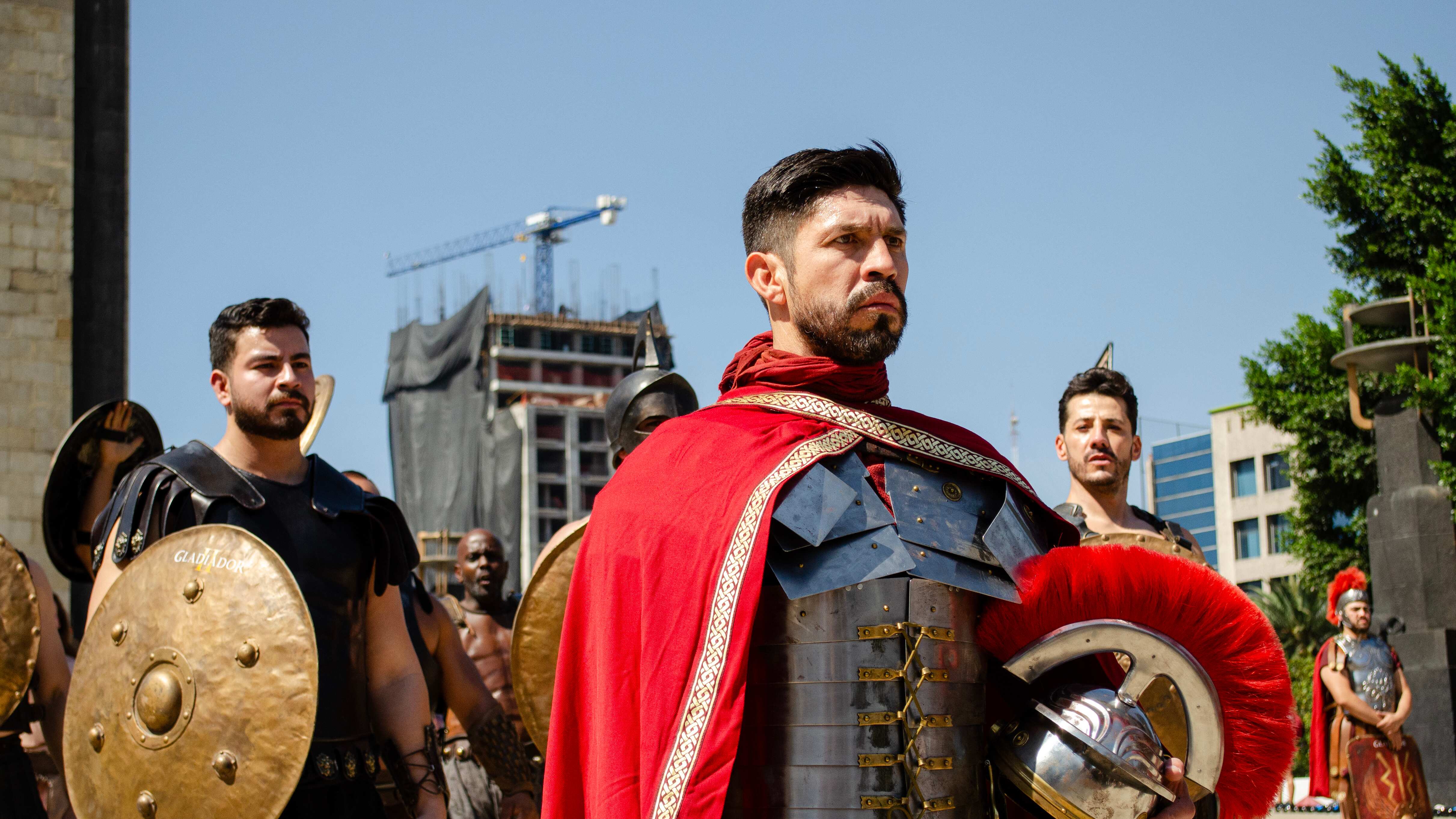 Oribe Peralta se vistió de Gladiador y recorrió las calles del centro histórico de la CDMX.