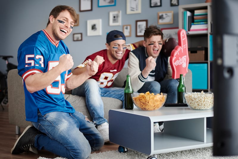Gracias a las últimas tecnologías, las nuevas pantallas evitan los desenfoques, tienen sonido envolvente, imagen con gran nitidez y ofrecen una experiencia inmersiva para vivir cada jugada como si estuvieras en el estadio