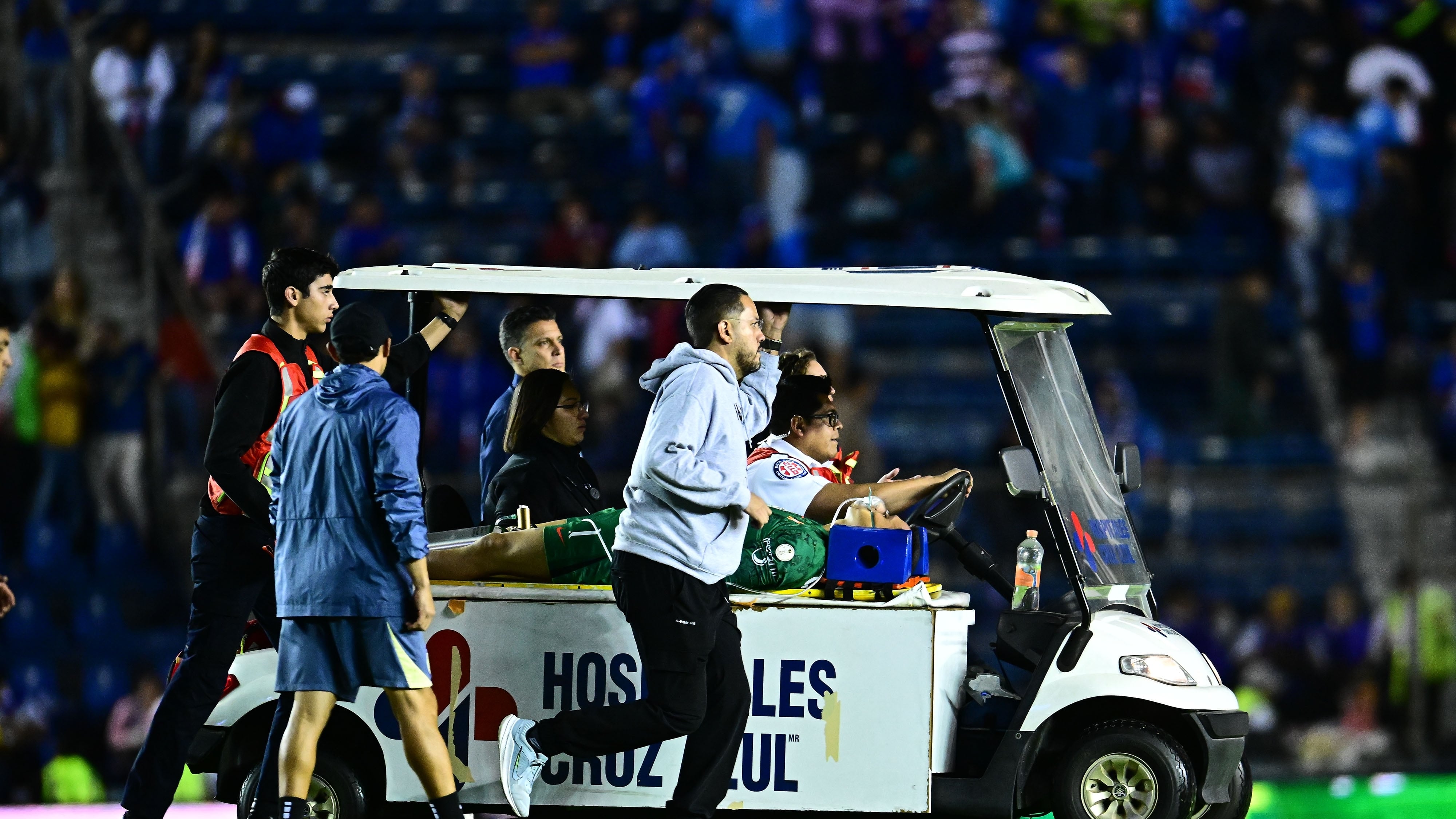 Luis Ángel Malagón recibió oxígeno al final del partido.