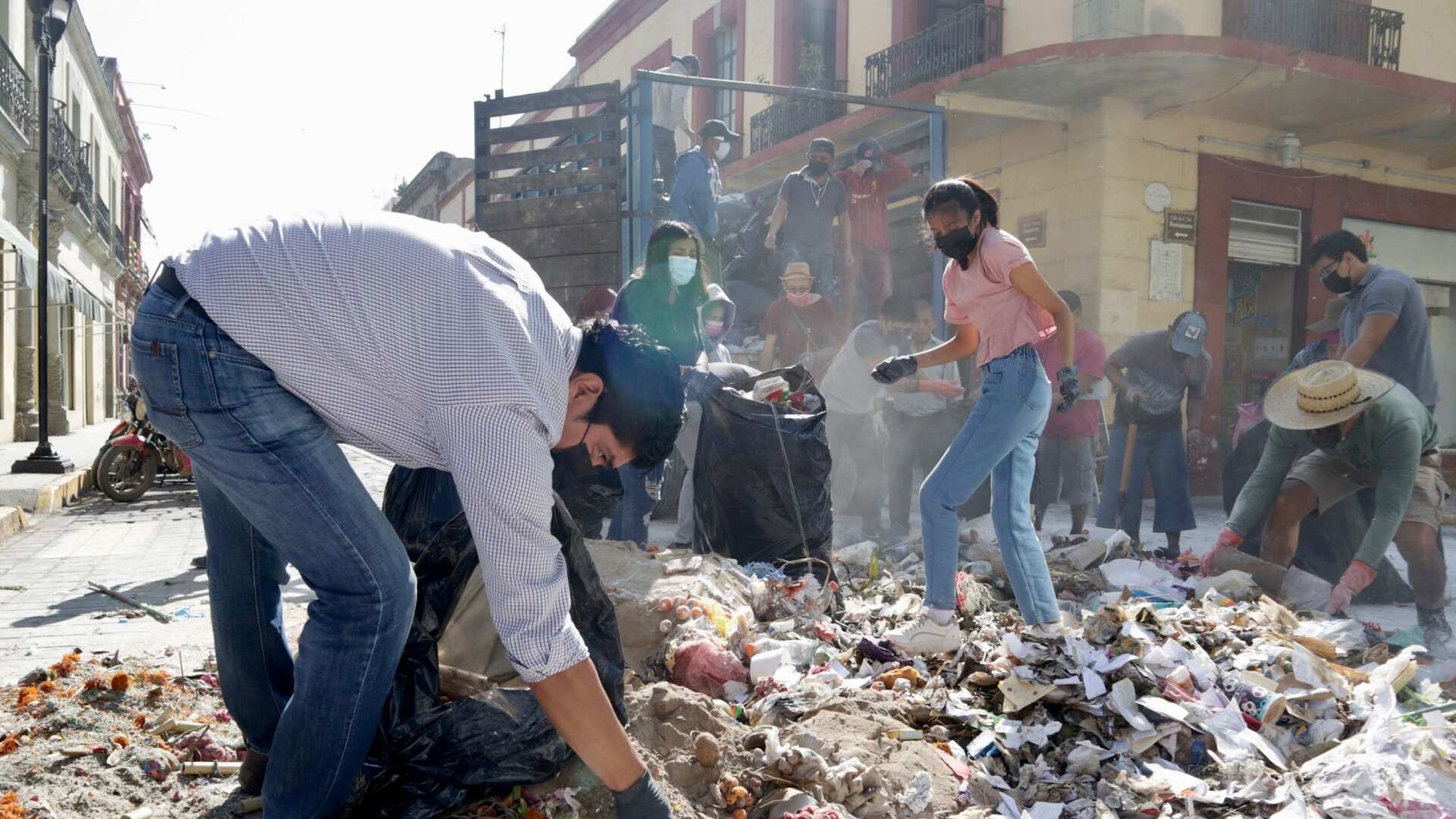 Comerciantes y vecinos del centro de Oaxaca levantaron la basura que se había acumulado tras el paro de los trabajadores de limpia, quienes protestan por el cierre de un relleno sanitario.