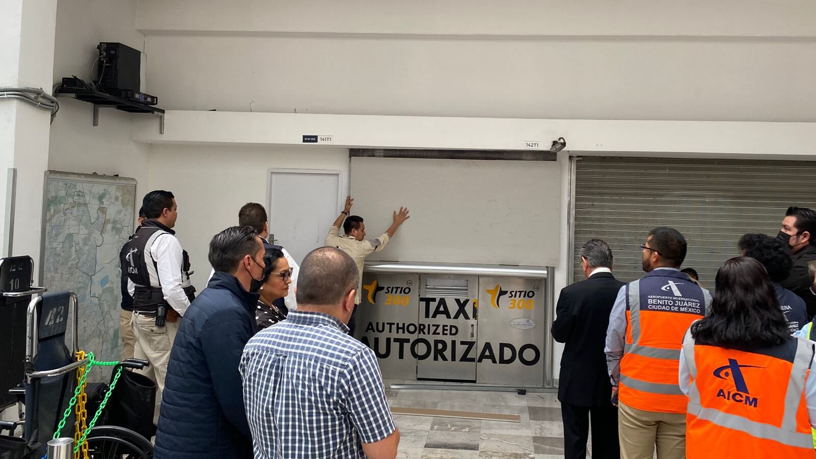 Cierran puntos de venta ilegales de Sitio 300 en terminales del AICM