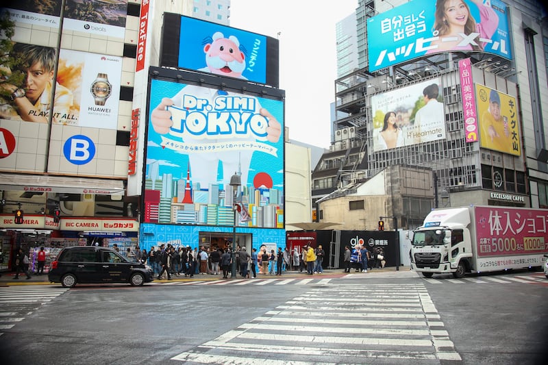 El entrañable personaje de Farmacias Similares abre una tienda inmersiva en el corazón de la urbe nipona