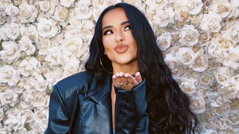 Becky G posa por primera vez sin su anillo de compromiso y los fans le aconsejan venderlo: "Obtén $$" / Instagram