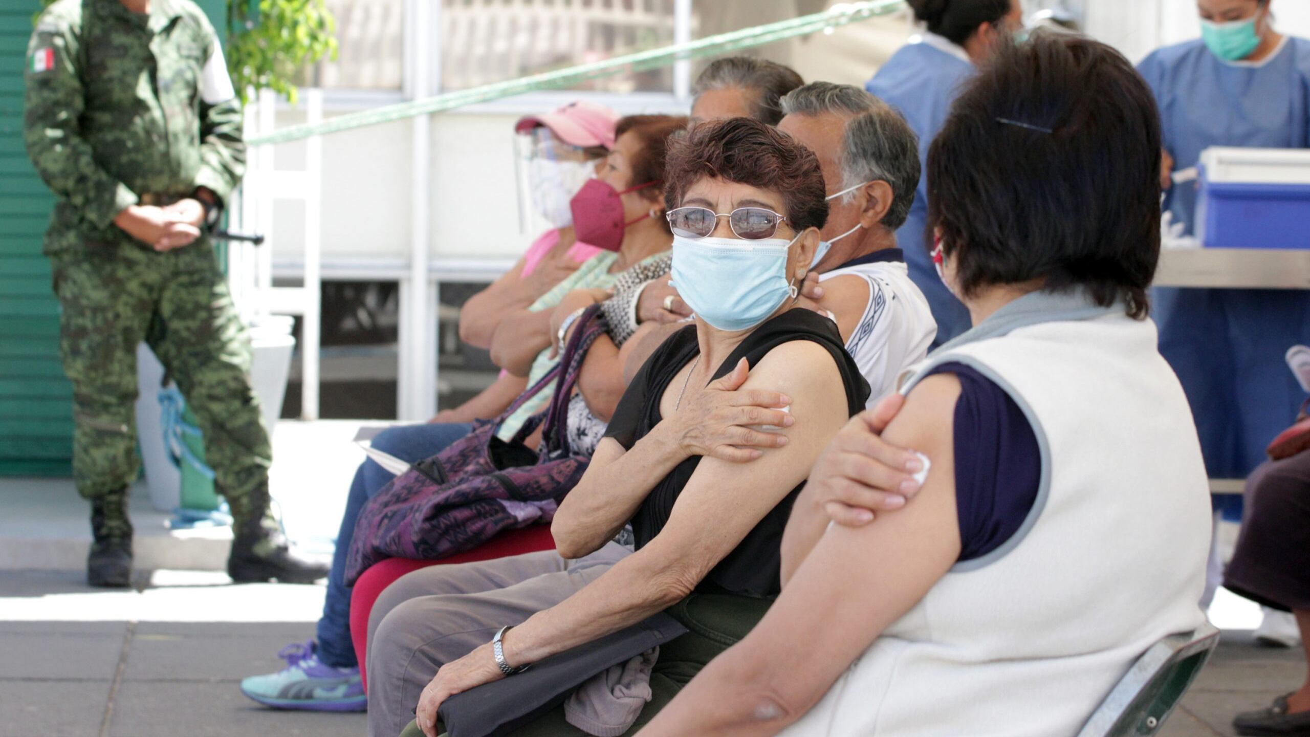 Amplían un día más vacunación para adultos mayores de la metropolis
