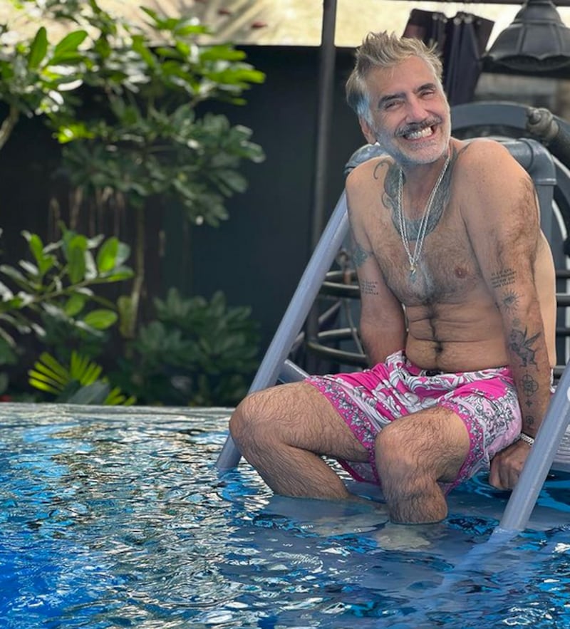 El cantante y su novia gozan de unas largas vacaciones de verano por Asia.