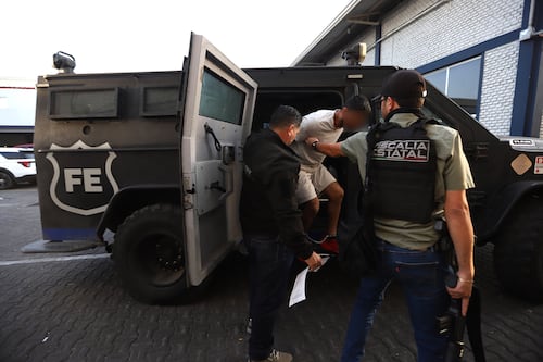 Trasladan a 13 detenidos por quema de vehículos en Jalisco; enfrentan al menos seis delitos