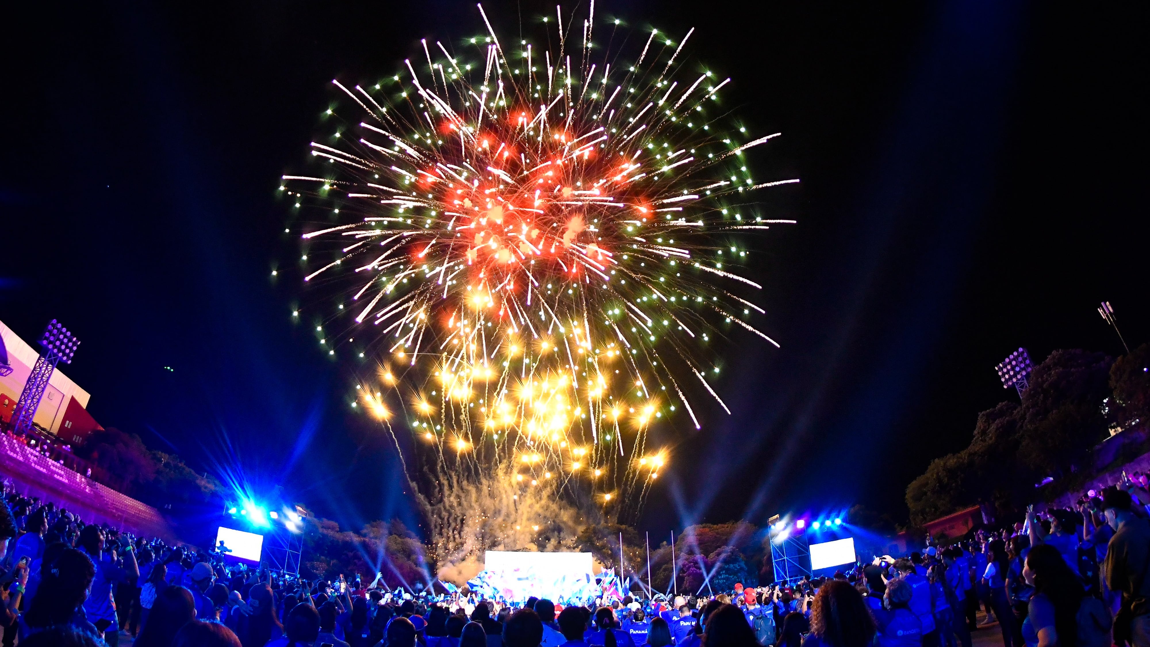 Los Juegos Centroamericanos fueron clausurados en el Estadio Jorge -Magico- Gonzalez.