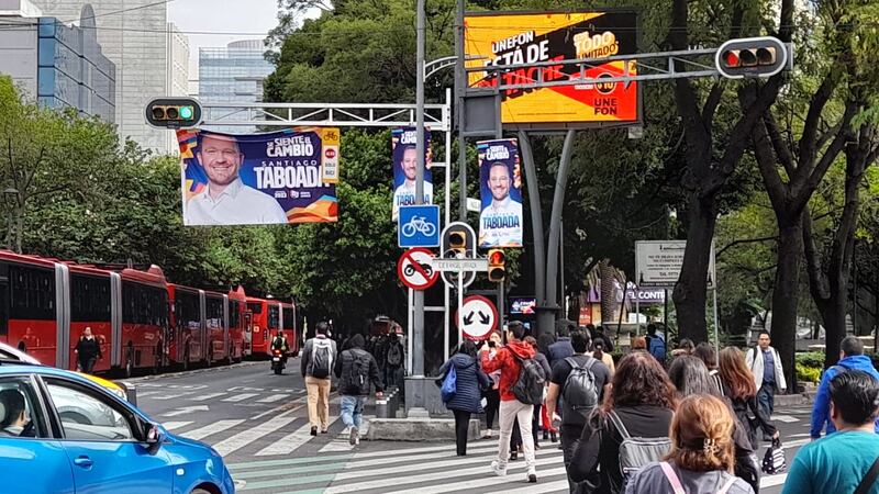 La alcaldía Benito Juárez está llena de propaganda de Santiago Taboada.
