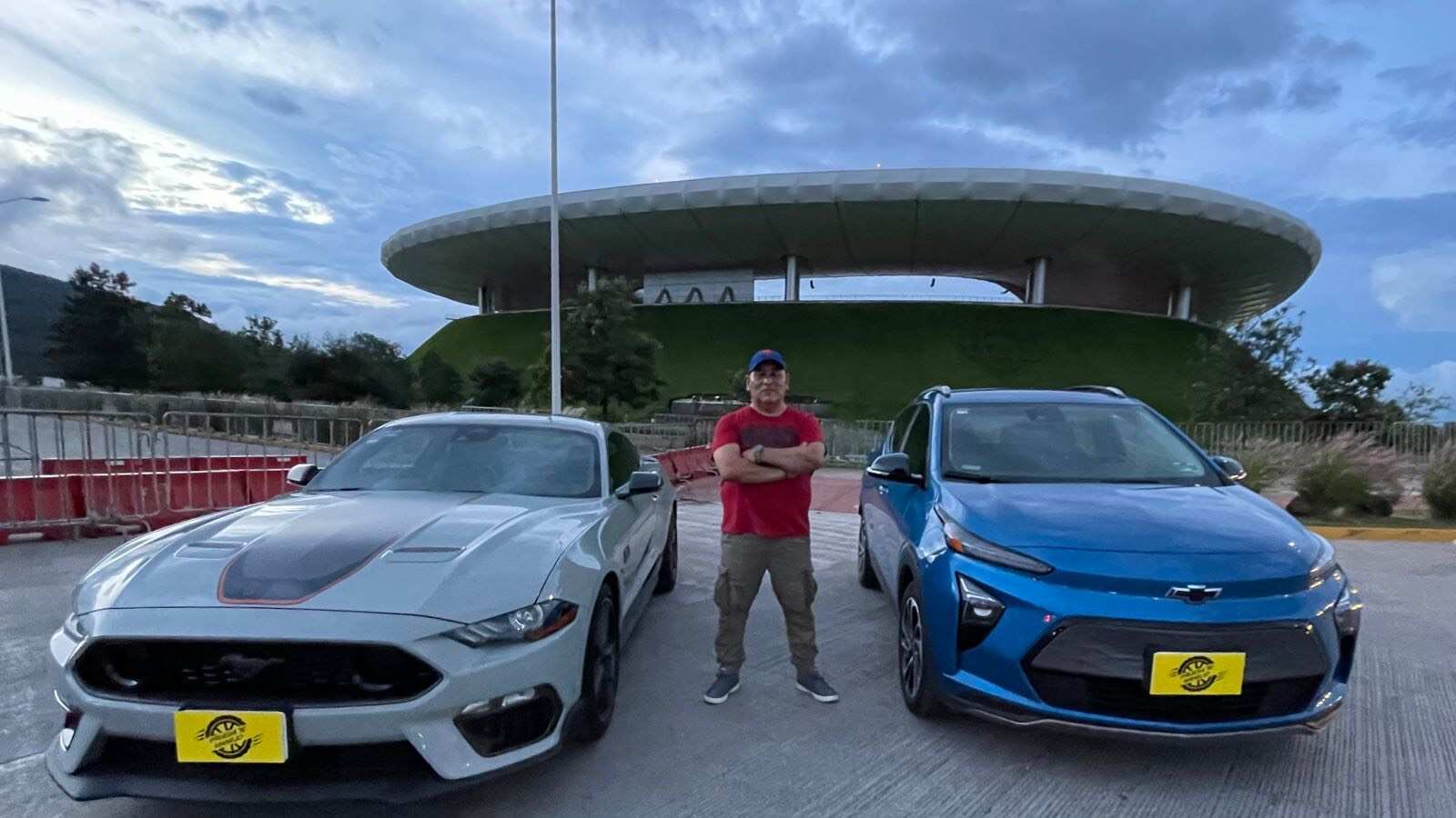 Ford Mustang Mach 1 vs Chevrolet Bolt EUV, Raúl Curiel