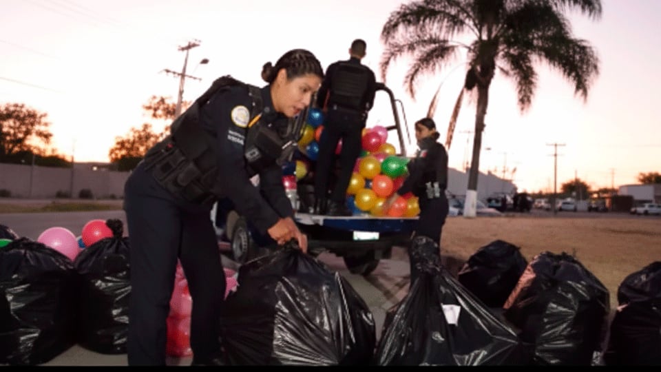 Esta mañana la policía persiguió niños para darles regalos.