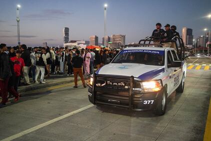 Veracruzanos reciben el año 2026 con baile junto a la playa.