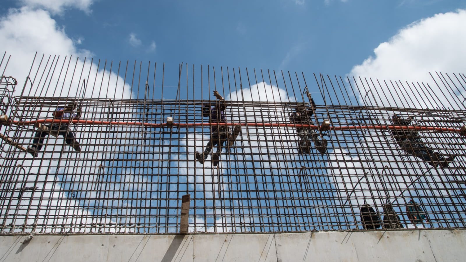 Roberto Cantú Alanis, presidente de Coparmex Nuevo León, atribuyó estos resultados a las condiciones de inseguridad comercial, jurídica y pública que padece el país.