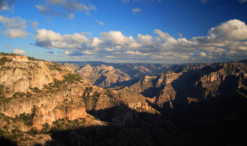 Con influencias de los pueblos originarios, tanto la artista como la región rescatan la iconografía y procesos de elaboración de estas artesanías