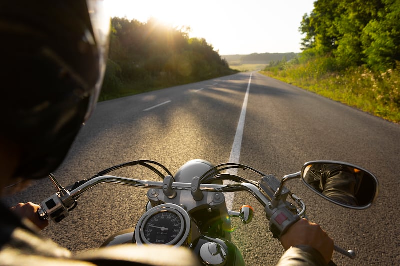 Conducir una motocicleta exige ciertas condiciones para hacerlo correctamente. Foto: Freepik.