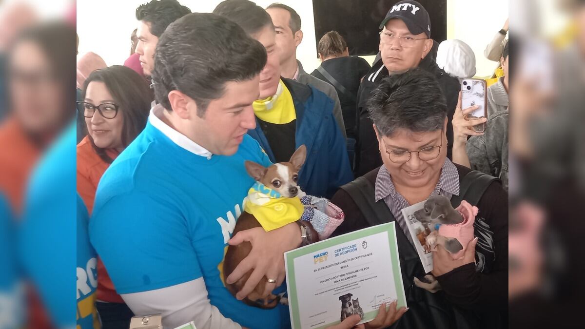 Samuel García con su perrito bizcocho en brazos y Tesla en los de su propietaria.