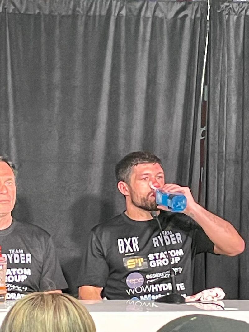 Canelo Álvarez y John Ryder en conferencia de prensa