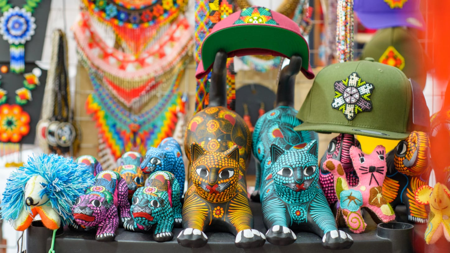 Desde textiles y talavera hasta arte huichol, accede a una amplia variedad de productos culturales a través de diversas tiendas