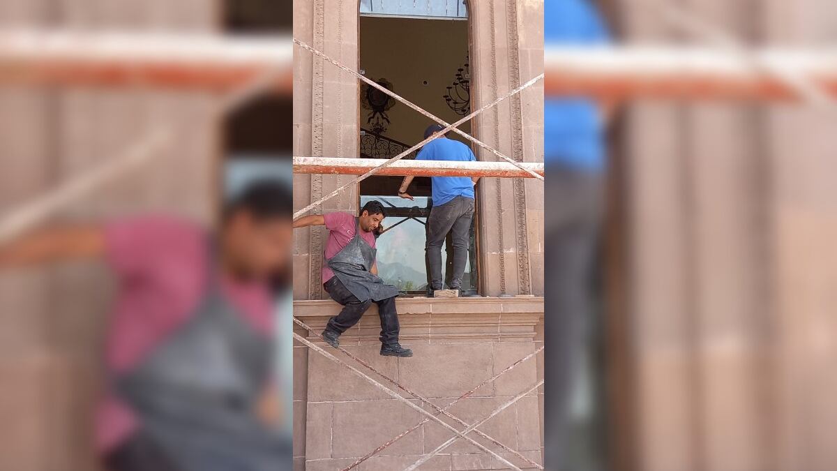 La reposición comenzó desde el fin de semana y trabajadores laboran tratando de dejar el Palacio como estaba antes.