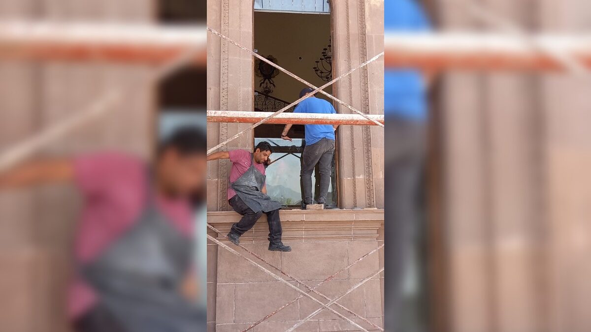 La reposición comenzó desde el fin de semana y trabajadores laboran tratando de dejar el Palacio como estaba antes.