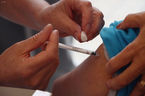 Vacunación invernal 2025-2026: aplica influenza y COVID-19 de manera simultánea en México