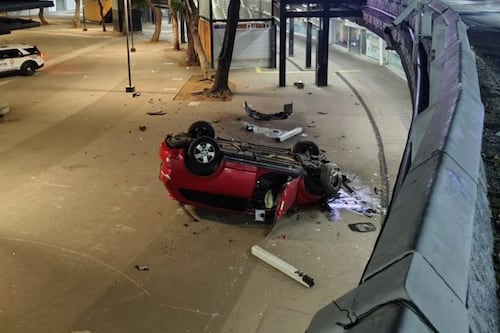 Cae camioneta en la Glorieta de los Insurgentes; el conductor huyó del lugar