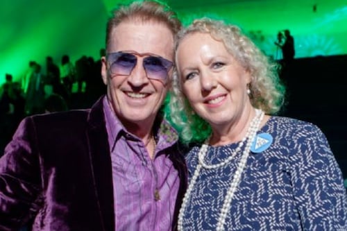 Esposa de Emmanuel fue a verlo en concierto acompañada de un sacerdote