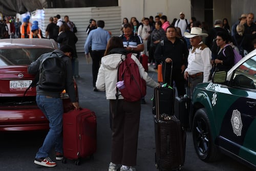 Gobierno Federal sigue “pateando el bote” sobre servicio de taxis de plataforma en aeropuerto