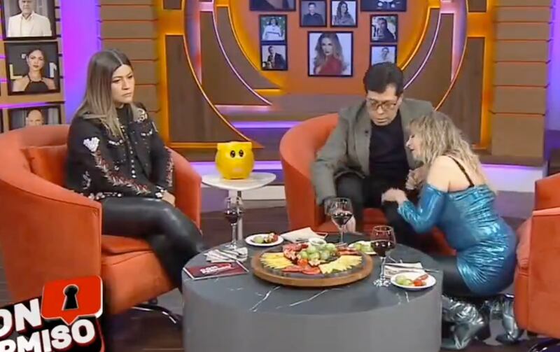 Shanik Berman se hinca ante Juan José Origel y le pide perdón