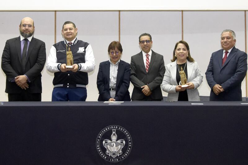 Entrega Facultad de Administración la Minerva al Mérito Académico a Alejandro Armenta