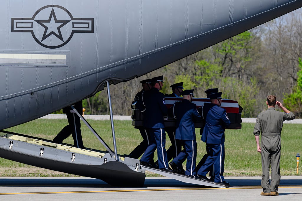 El equipo de transporte retira el ataúd del avión durante la solemne llegada de la sargento técnica Ashley B. Pruitt al aeropuerto Samuels Field, el jueves 9 de abril de 2026, en Bardstown, Kentucky. (Foto AP/Jon Cherry)