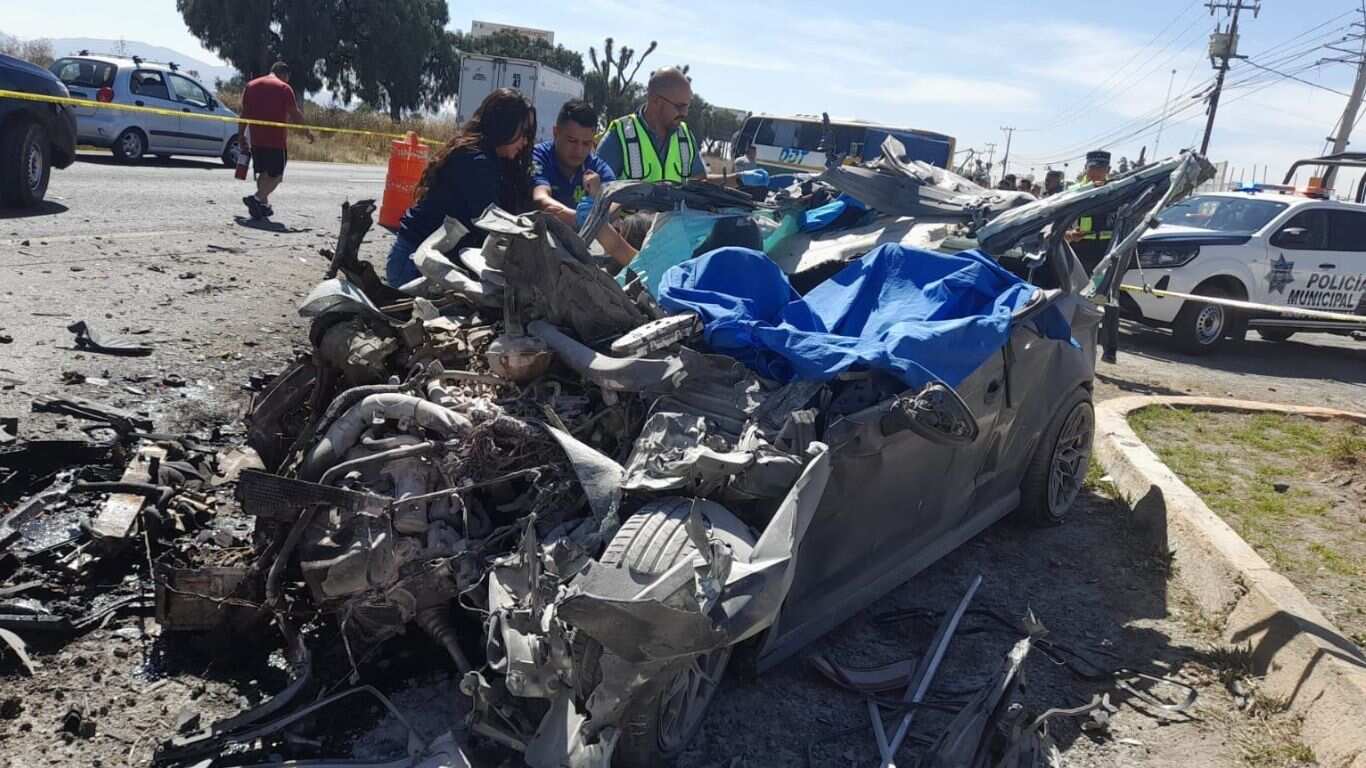 Estrella auto deportivo y deja prensada a joven embarazada en Pachuca
