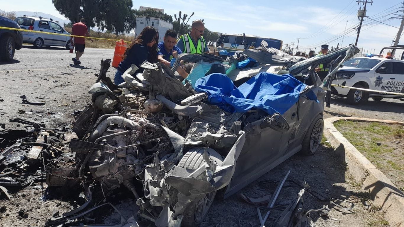 Estrella auto deportivo y deja prensada a joven embarazada en Pachuca