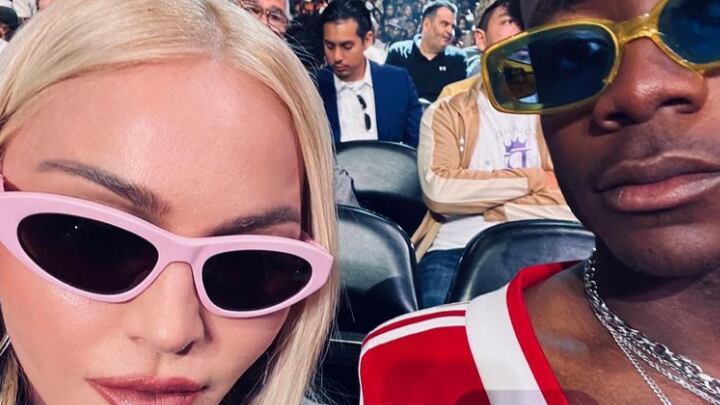 Hijo de Madonna con vestido igual al de su madre