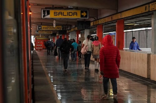 Cierran estaciones del Metro por manifestación rumbo al AICM; usuarios buscan rutas alternas