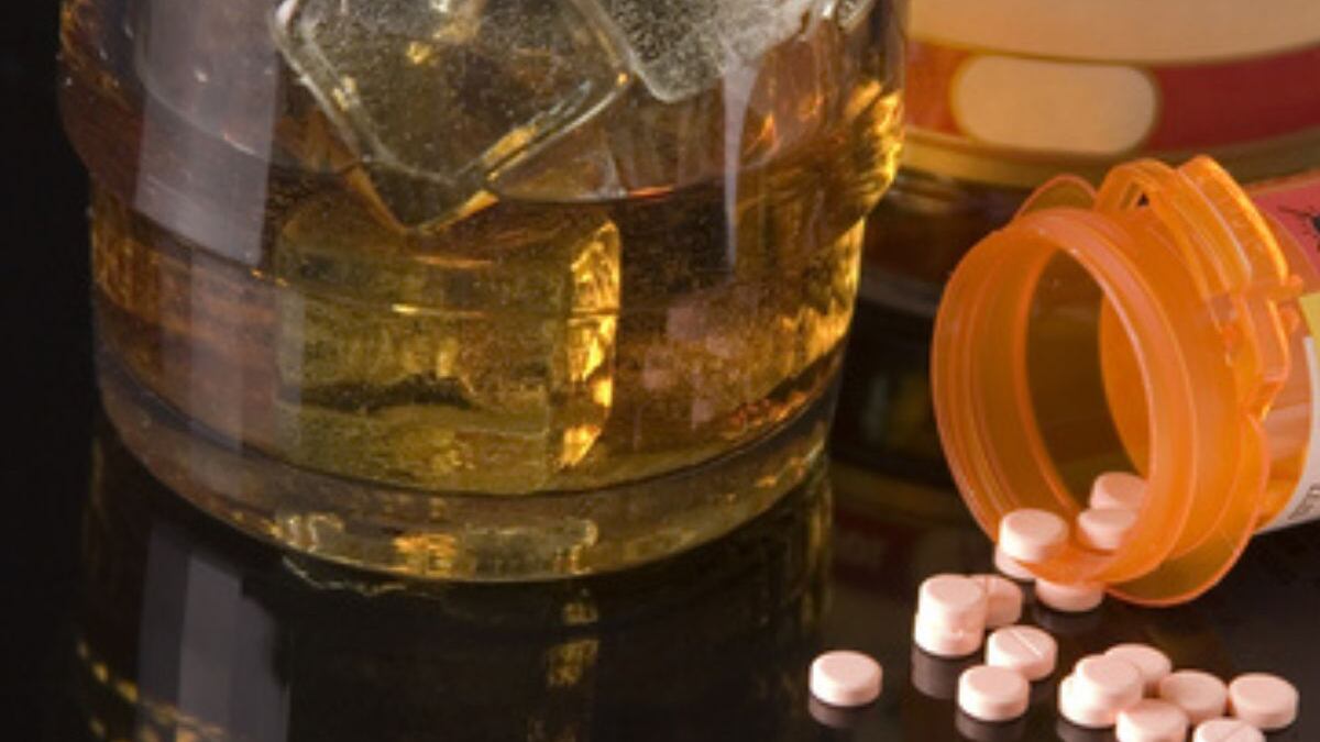 ¿Por qué no es bueno combinar alcohol con medicamentos?