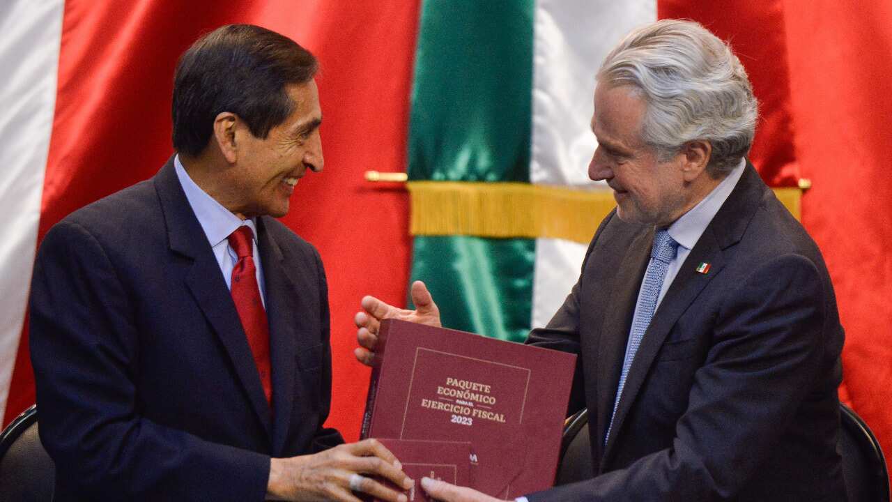 El Paquete Económico del próximo año prevé un gasto público de 8.3 billones de pesos; inflación de 3.2%, tipo de cambio de 20.6 pesos y 68.7 dólares por barril de petróleo mexicano.