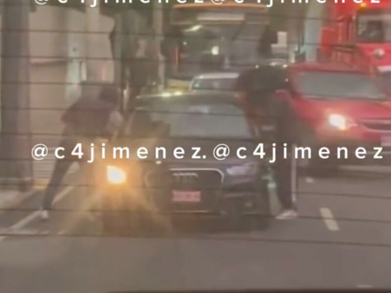 Tras varios segundos de apuntarle con el arma, el conductor les entregó su mochila.