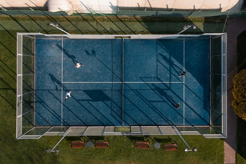 El pádel, un deporte que combina elementos del tenis y del squash, tiene sus raíces en México. Foto: Freepik.