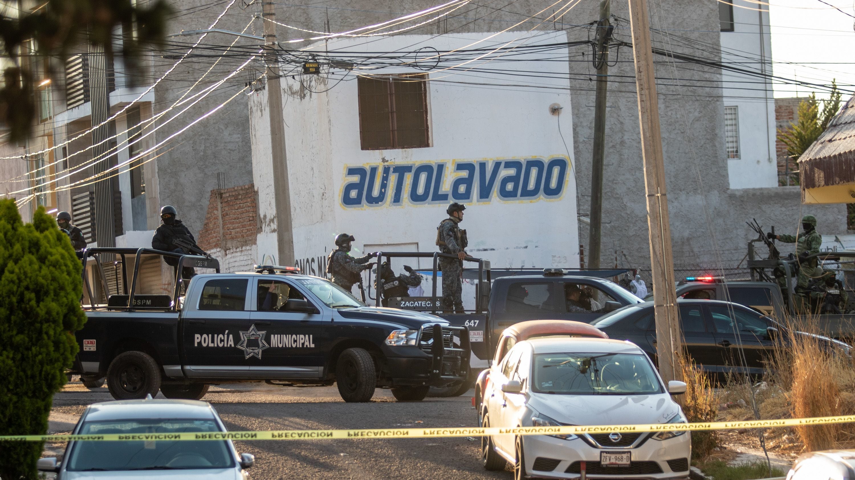 GUADALUPE, ZACATECAS, 10JUNIO2023.- Elementos de la Policía Metropolitana fueron agredidos a balazos desde un domicilio en la calle Cipreses del fraccionamiento Las Arboledas.
Los hechos se registraron este sábado minutos antes de las seis de la tarde y el saldo de la agresión fue de dos mujeres jóvenes detenidas que fueron puestos a disposición de la autoridad competente. Los uniformados fueron blanco de los disparos de arma de fuego desde una casa de acuerdo a los reportes preliminares; no se reportaron policías ni civiles lesionados.
En apoyo acudieron elementos de la Policía Estatal Preventiva, Seguridad Pública Municipal y Ejército Mexicano. La calle fue acordonada en un amplio perímetro para que las instancias ministeriales realizaran las primeras diligencias.
Por su parte peritos de la Dirección General de Servicios Periciales, se encargaron de levantar los casquillos percutidos.
FOTO: GENARO NATERA /CUARTOSCURO.COM