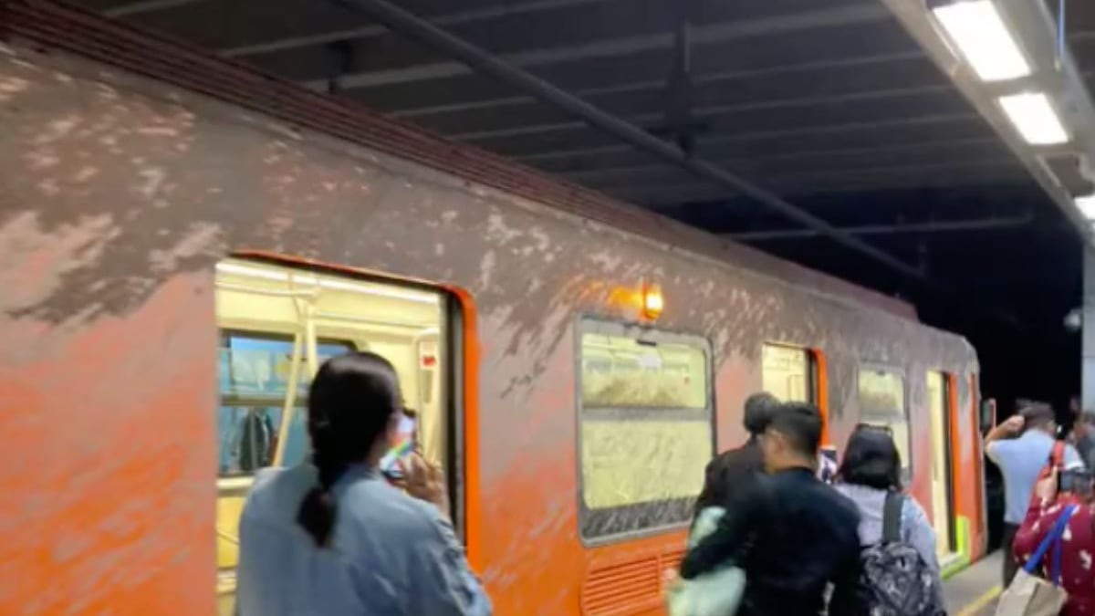 Metro CDMX: Se desploma gran cantidad de cemento sobre tren en Línea 12