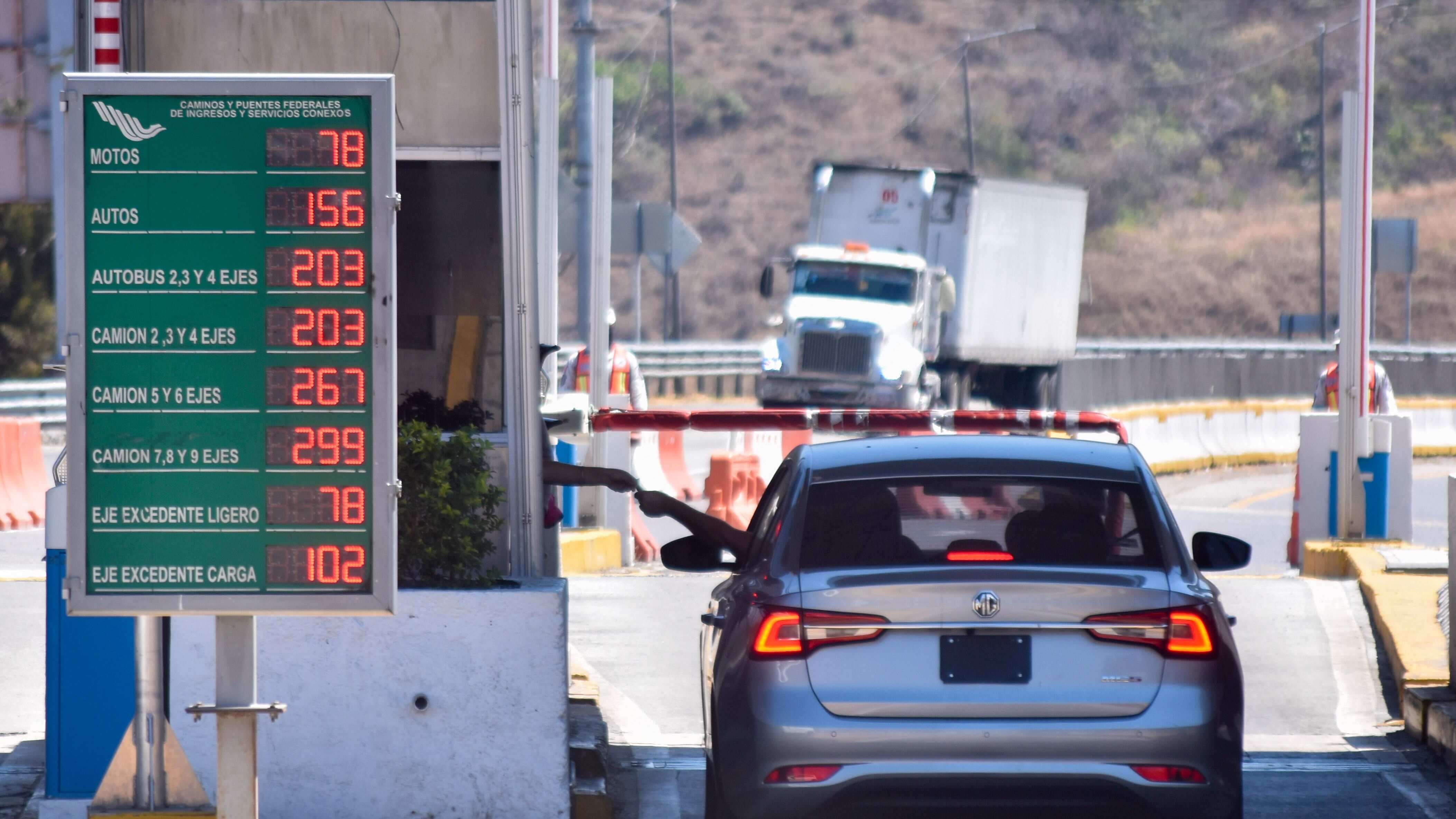 CHILPANCINGO, GUERRERO, 01MARZO2023.- Se mantienen las tarifas de las casetas de cobro de la Autopista del Sol, pero aún no hay un comunicado oficial por parte de las autoridades, solo se hizo el anuncio a través de las redes sociales. Fue el pasado 7 de enero cuando la dependencia anunció el aumento de los costos de las autopistas en el país un 7.8% a partir de ese día, y en los casos de las administradas por Capufe y Fonadin, seria a partir del 1 de marzo. A través de redes sociales, la gobernadora Evelyn Salgado Pineda, dijo que esto “permitirá que la buena afluencia de turistas que se ha registrado en los destinos turísticos de nuestro estado se mantenga y muchos mexicanos y extranjeros sigan disfrutando del Hogar del Sol”.
En Guerrero la autopista afectada sería la del Sol, que pasaría de 669 a 721 pesos; sin embargo, la dependencia federal anunció la cancelación a través de un mensaje en Twitter.
FOTO: DASSAEV TÉLLEZ ADAME/CUARTOSCURO..COM