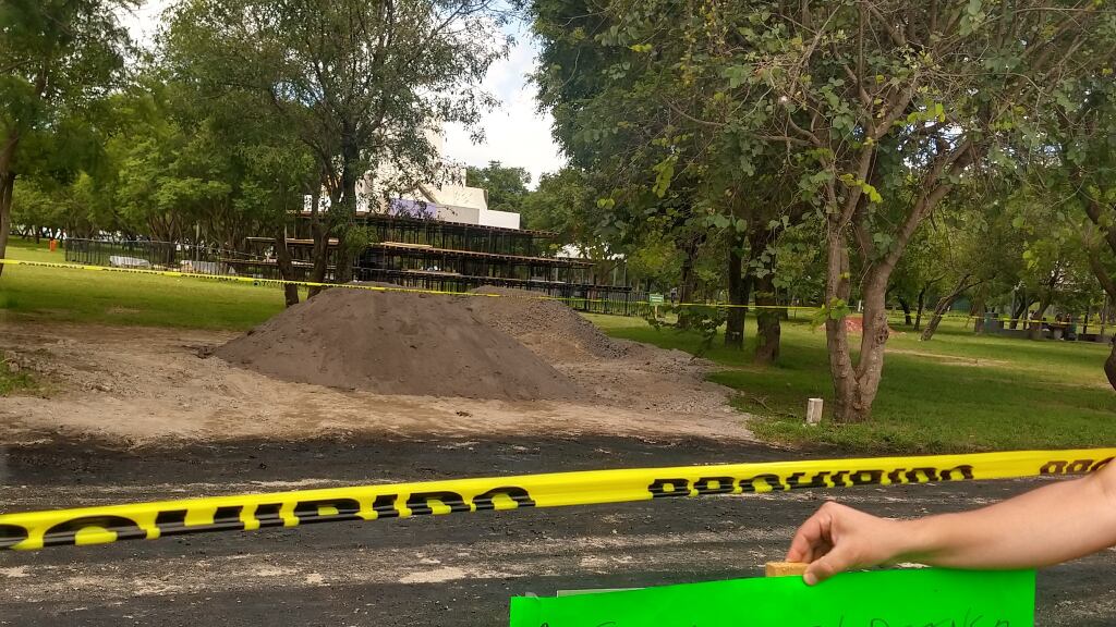 Vecinos piden a los visitantes del parque firmen una petición para que el evento no se lleve a cabo.