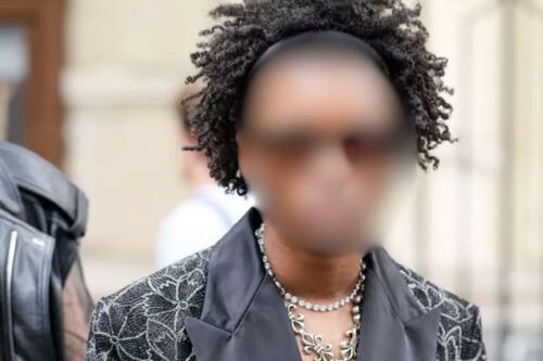 Hallan cadáver en descomposición en el auto de un famoso cantante; policía investiga el caso