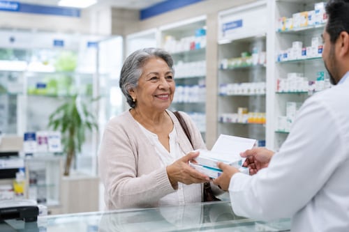 Adultos mayores podrían pagar menos por medicamentos: proponen eliminar el IVA